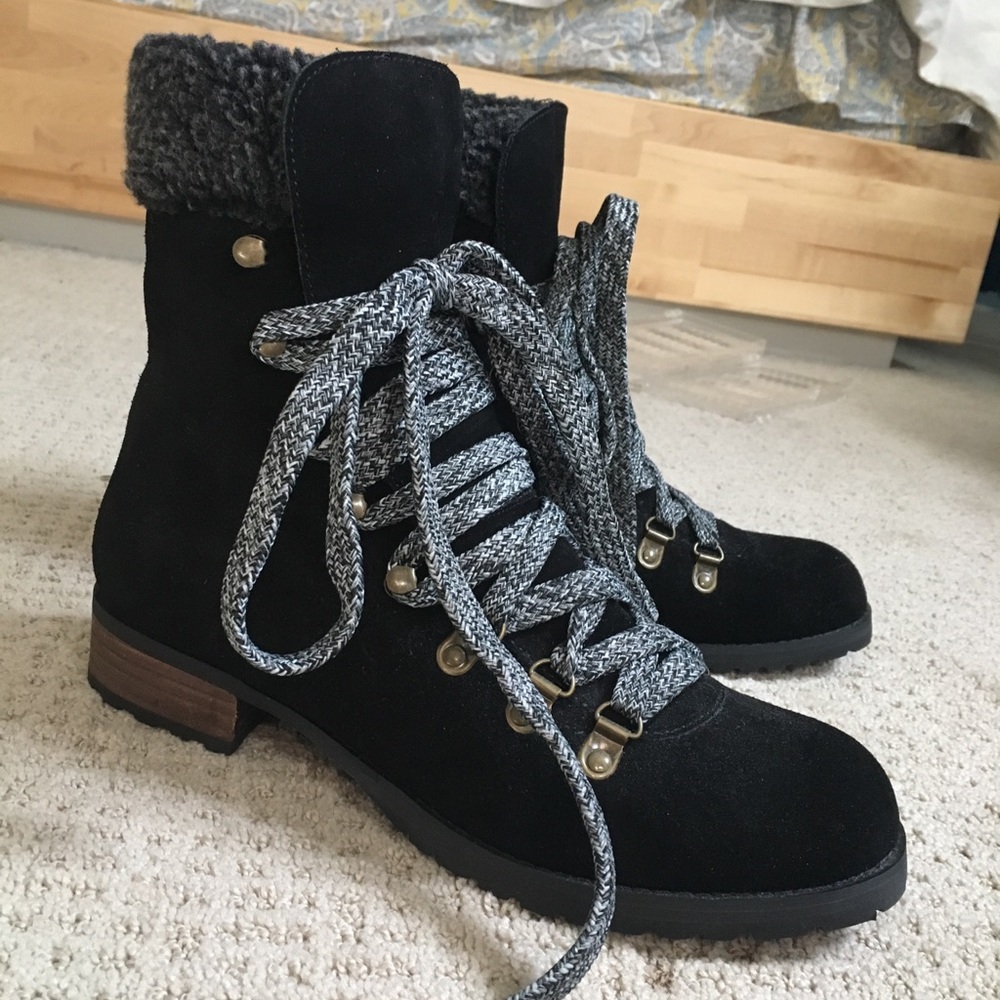 Women’s black lace up winter boots.